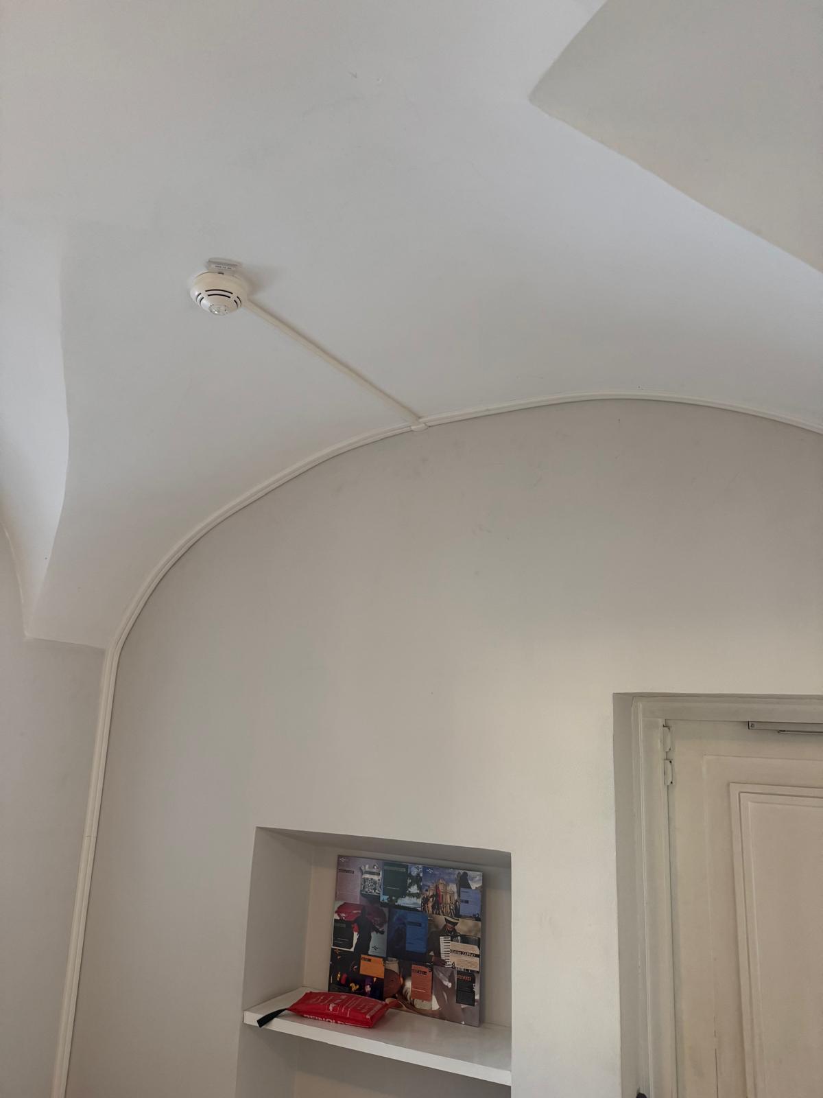 Détecteur de fumée installé en plafond voûté, Ambassade de France en Lituanie