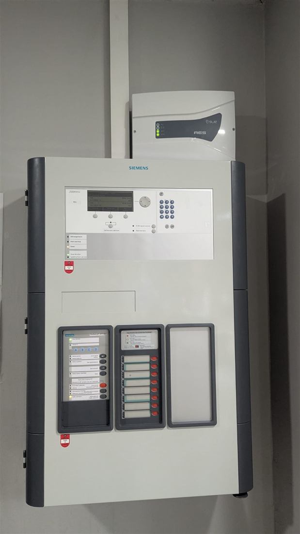 Готовая панель пожарной безопасности Siemens, установленная в Legrand Antibes